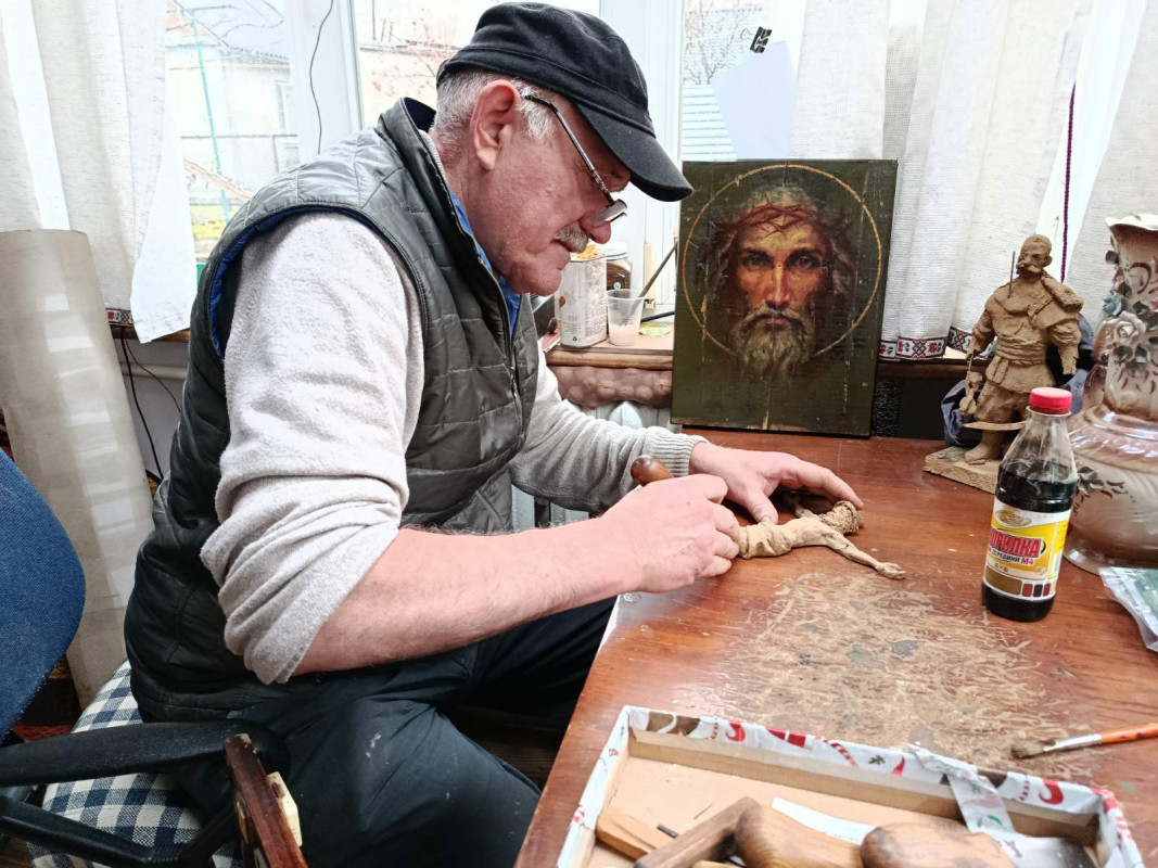 Пішов на війну добровольцем у 57 років: волинянин малює ікони на ящиках з-під боєприпасів
