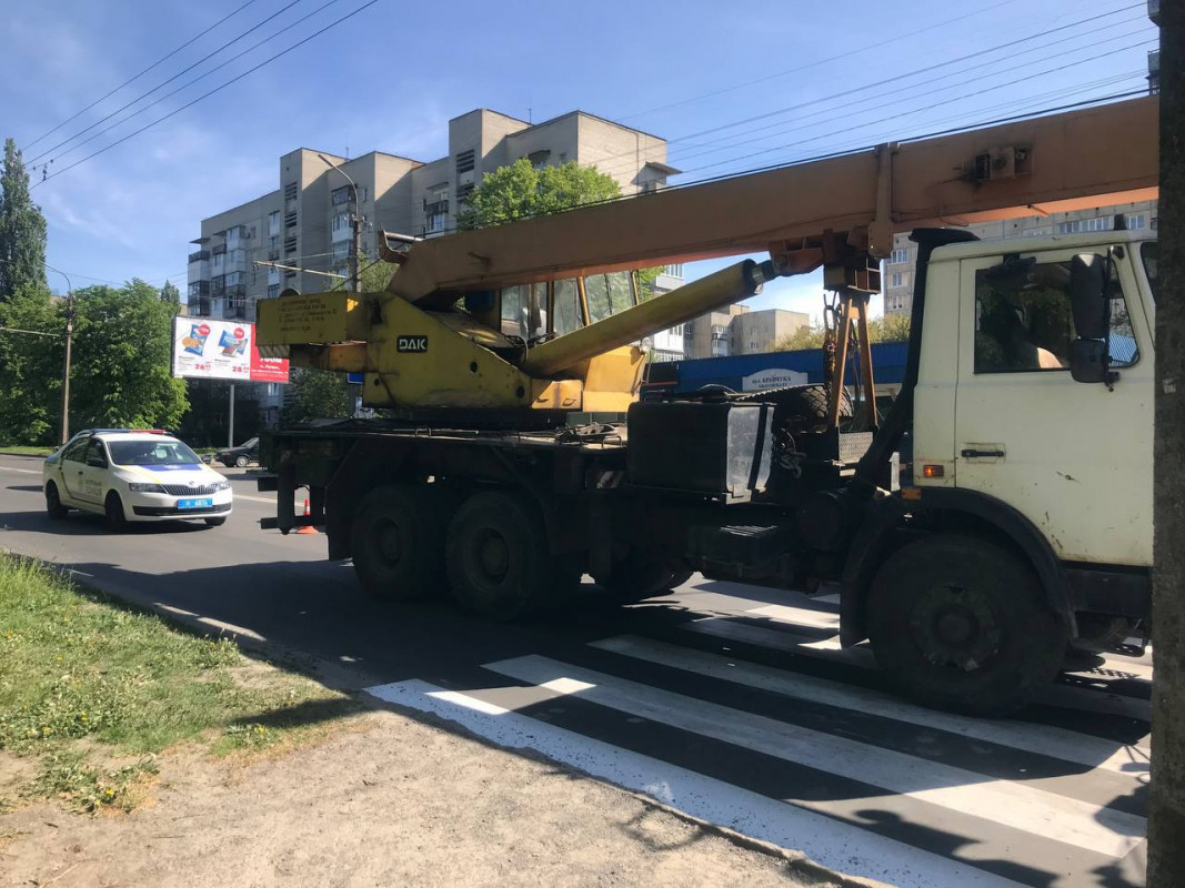 У Луцьку автокран збив маму з немовлям