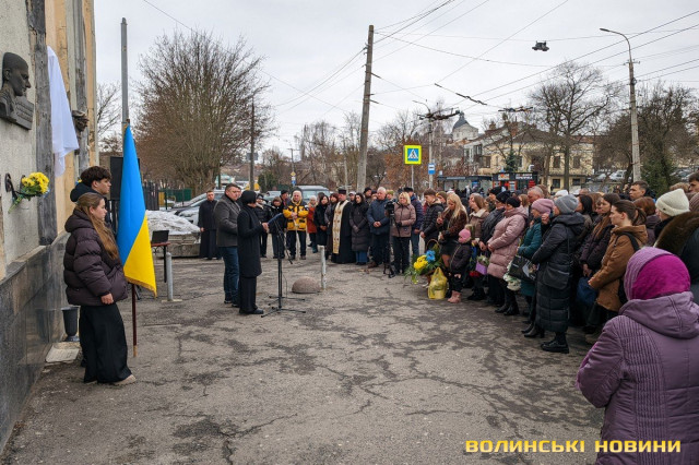 «Він ніколи не думав про себе й не скаржився»: у Луцьку відкрили меморіальну дошку на честь бойового медика Романа Ткача
