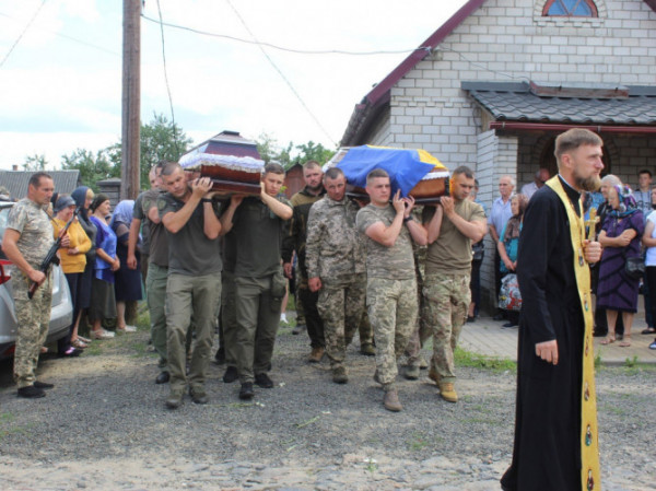 У Маневичах попрощалися із загиблим воїном Ростиславом Прокопчуком та його батьком