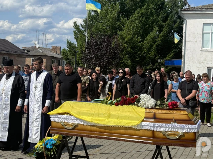 У Луцькому районі з усіма військовими почестями попрощалися із Героєм Віталієм Матвійчуком