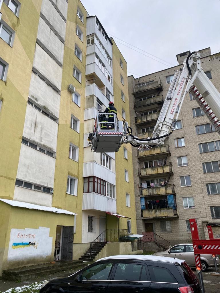 У Луцьку рятувальники визволили 2-річну дитину з квартири на п’ятому поверсі