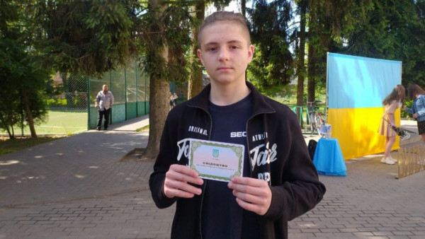 Із квітами та усмішками: у луцькій школі дев'ятикласникам вручили атестати