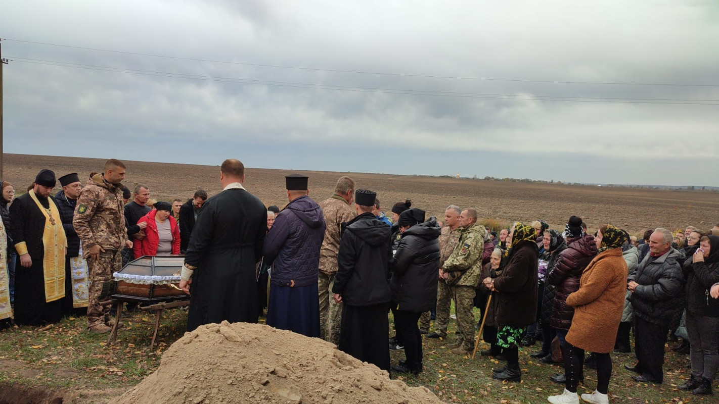 Зійшлося усе село: поховали 29-річного сапера з Луцького району Віталія Костюка. Фото