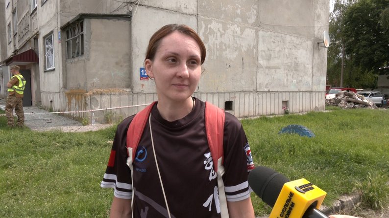 «Мама, я хочу жити»: мешканці зруйнованої багатоповерхівки в Луцьку повертаються по речі після ракетного удару