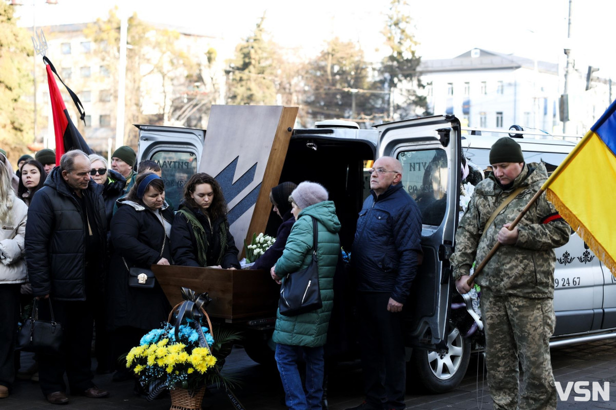 Пішов у бій, як справжній командир: прощання з Героєм у Луцьку. Фото