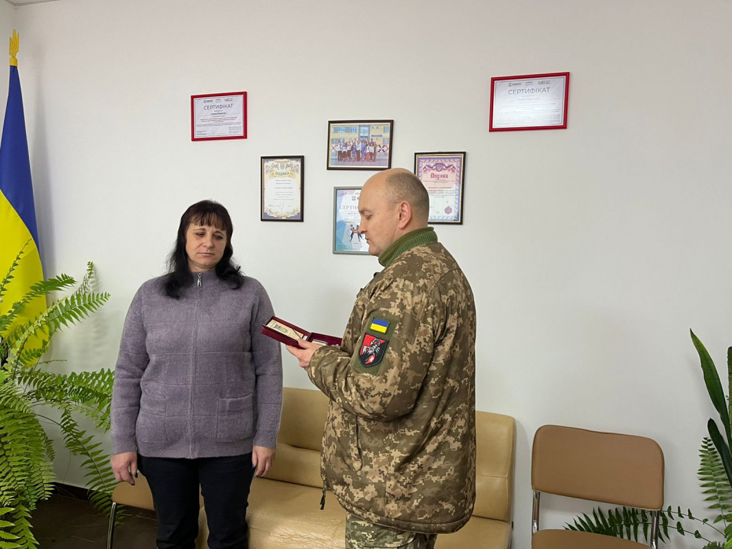 Проходив реабілітацію, але серце зупинилося внаслідок важких поранень: на Волині дружині Героя вручили його посмертну нагороду