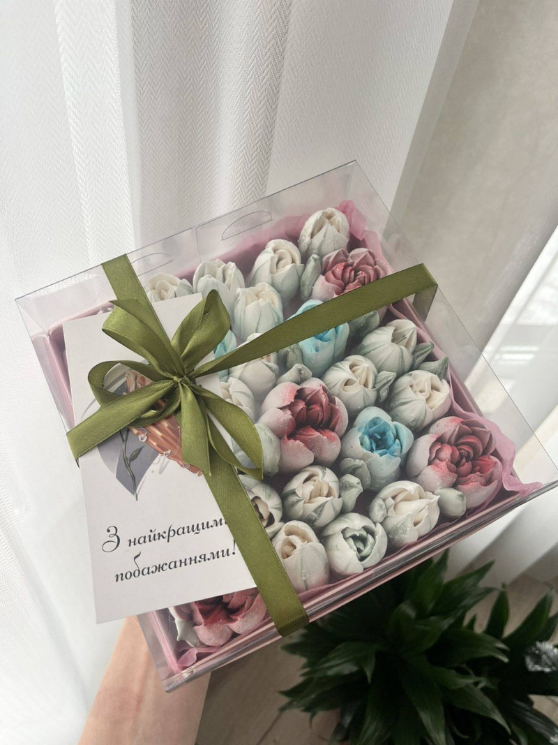 Захоплення переросло у власну справу: вчителька з Волині створює букети із зефіру