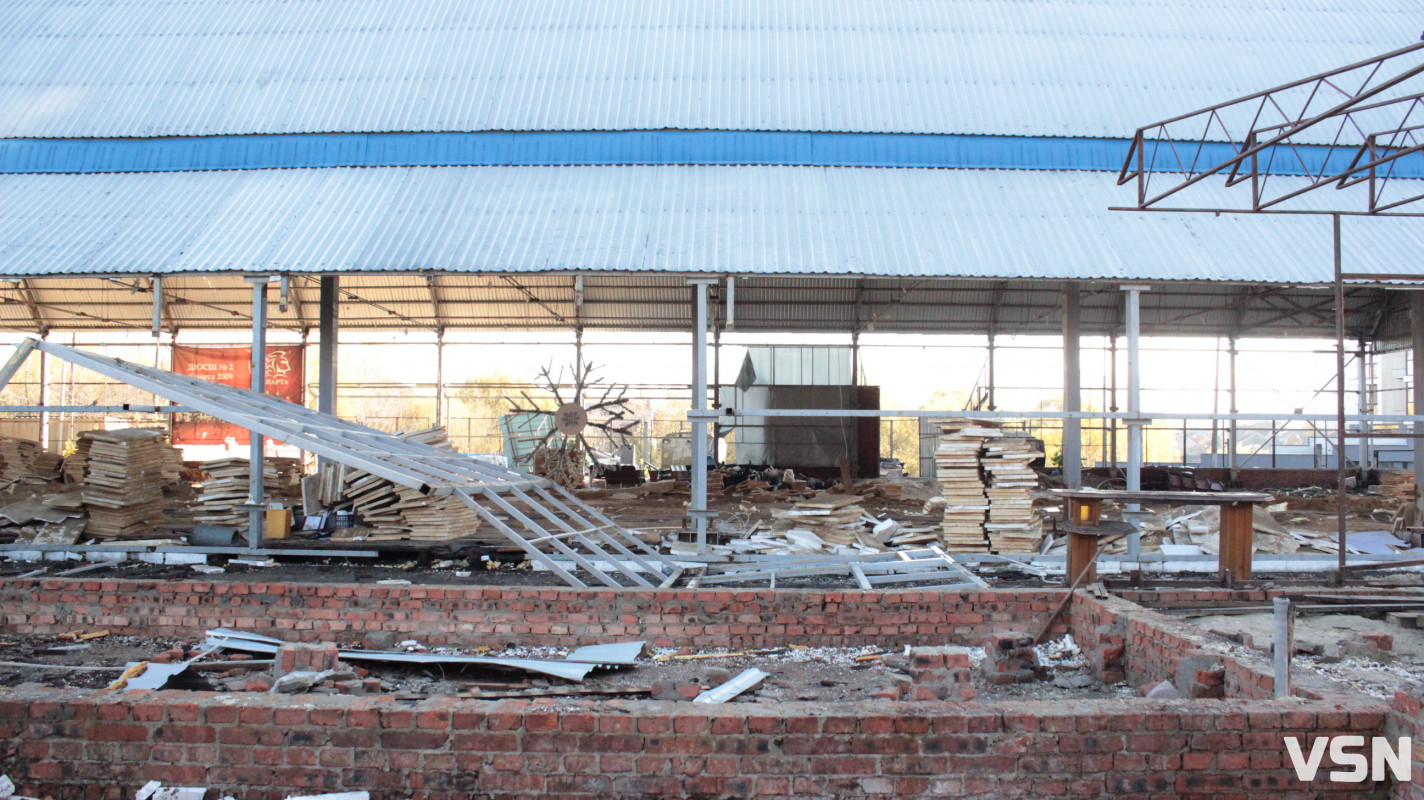 Сніжинка залишилась, арени вже нема: у Луцьку демонтовують «Снігову королеву»