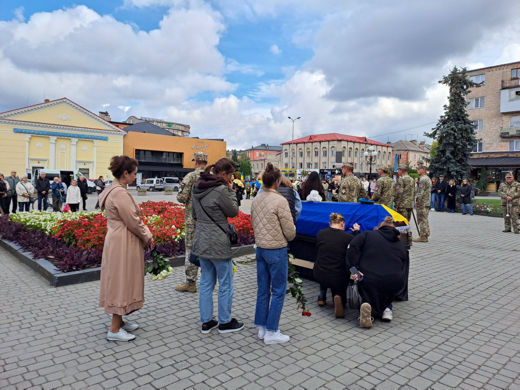 На Волині попрощалися з 33-річним морпіхом Павлом Коломійчуком, який загинув у ДТП