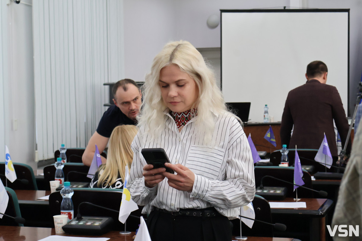 Флешмоб «Шкарпетуйся» і кадрові рішення: що відбулося на 90-й сесії Луцької міськради. Фоторепортаж