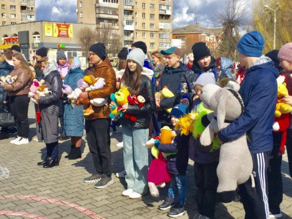 На Волині діти виклали іграшками слово Буча