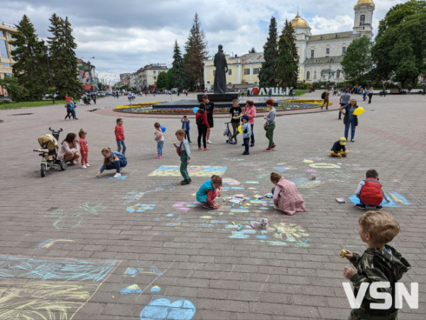 У центрі Луцька провели яскраве свято для дітей