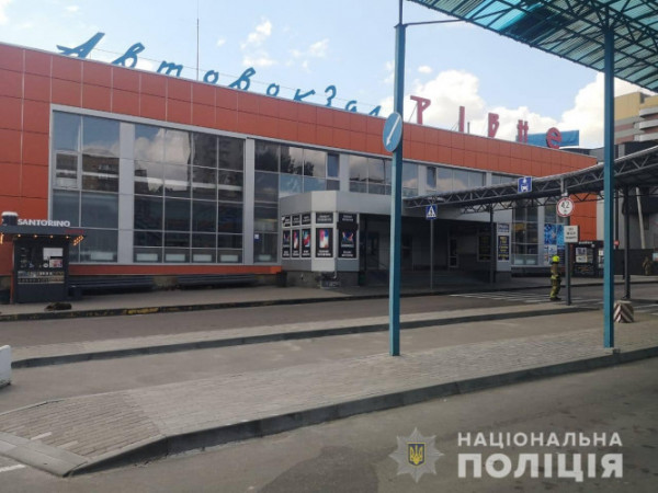 Повідомили про замінування вокзалів та універмагу: у Тернополі та Рівному проводять евакуацію людей
