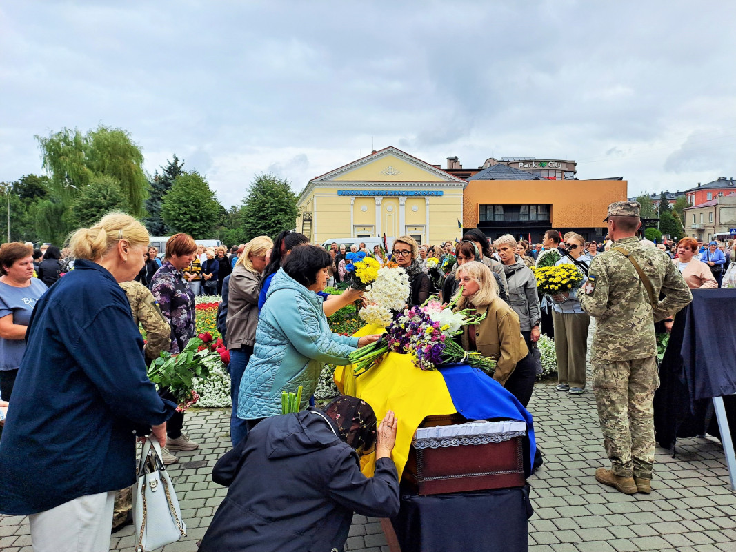 Воїн, захисник і батько чотирьох донечок: на Волині в останню дорогу провели 43-річного Героя Олександра Дригулю