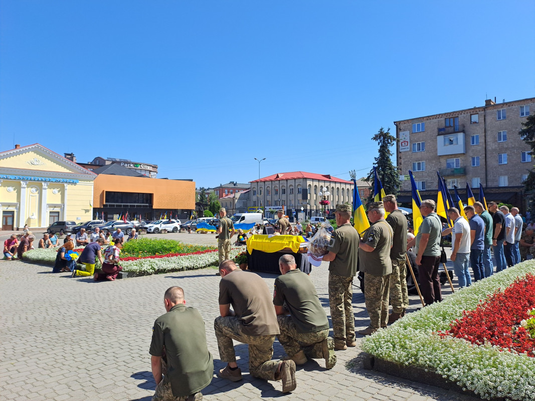 Молодший брат боронить Україну на фронті: на Волині попрощались з Героєм Віталієм Півнем