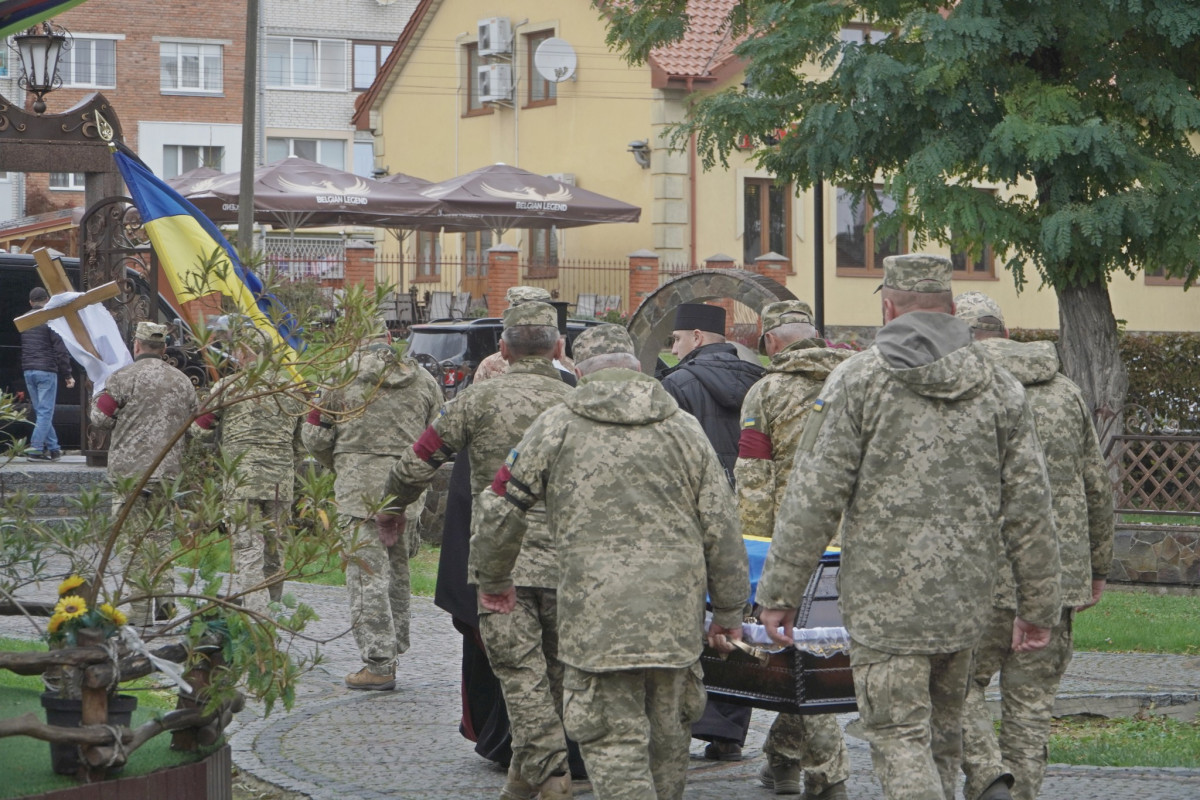 Поруч з домовиною – весільний коровай: на Волині попрощались з молодим Героєм Ігорем Новицьким