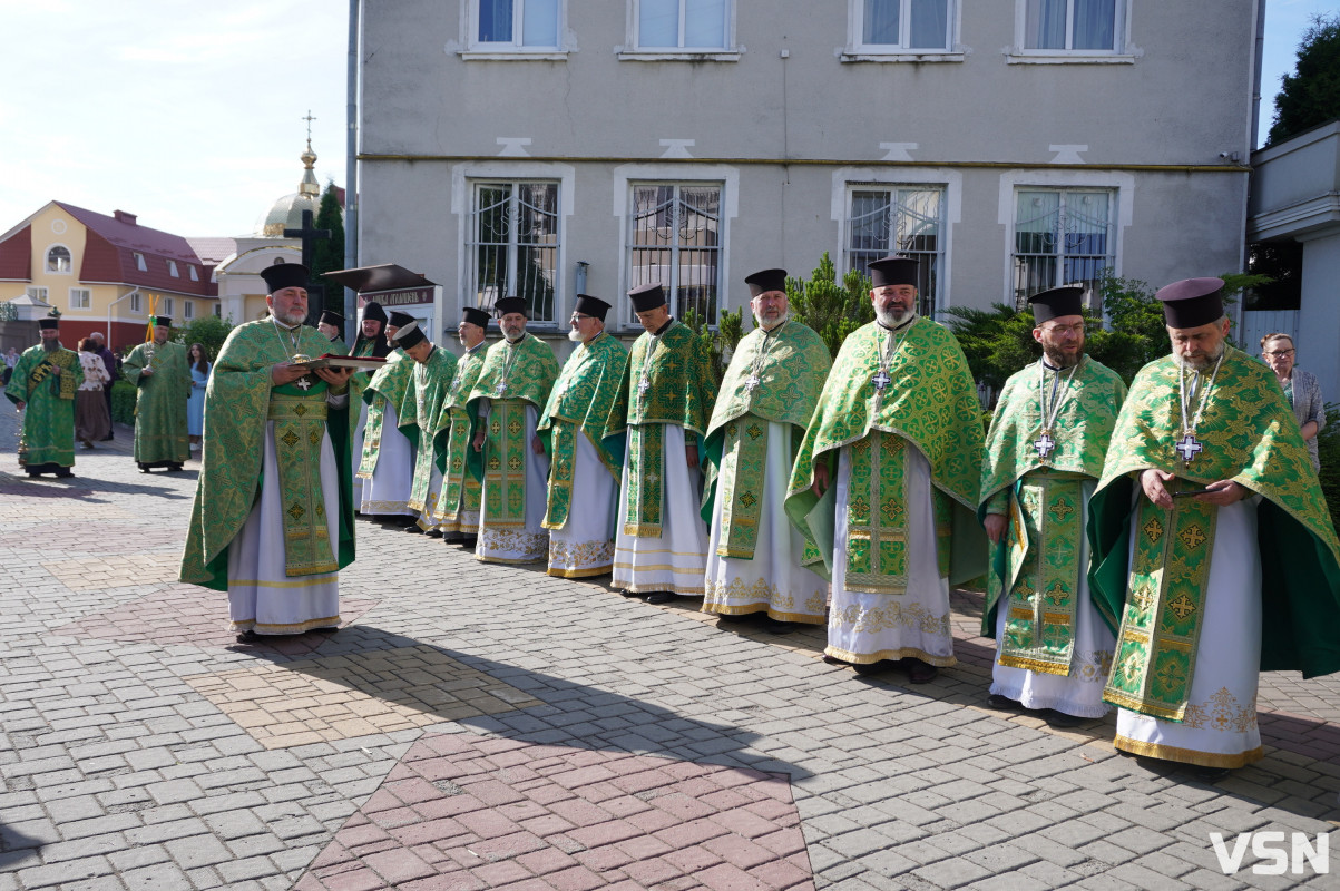 Хресна хода і спільна молитва: як минула літургія за участі Епіфанія у Луцьку. Фоторепортаж