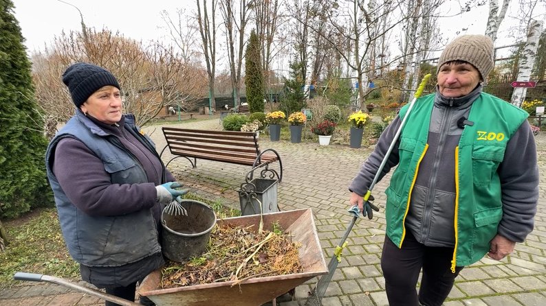 «У мене всі улюблені клумби, бо кожна по-різному цвіте»: історія 70-річної озеленювачки Луцького зоопарку