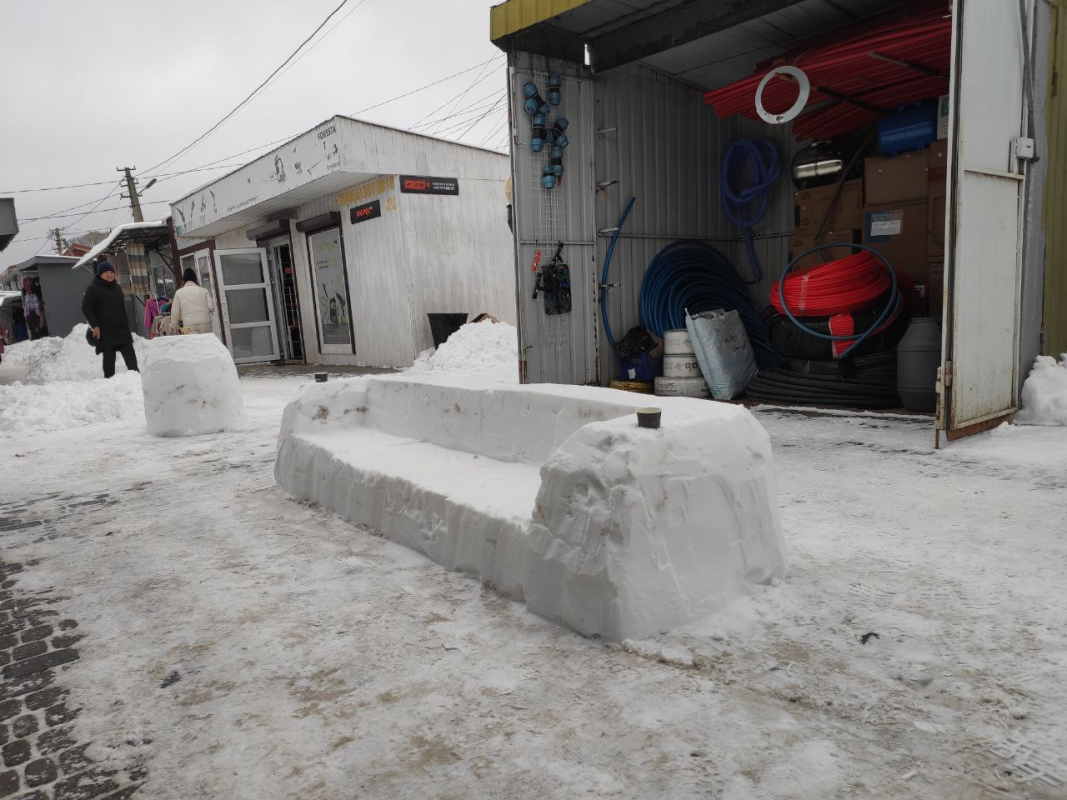 Зимовий креатив: волинянин створив меблі зі снігу