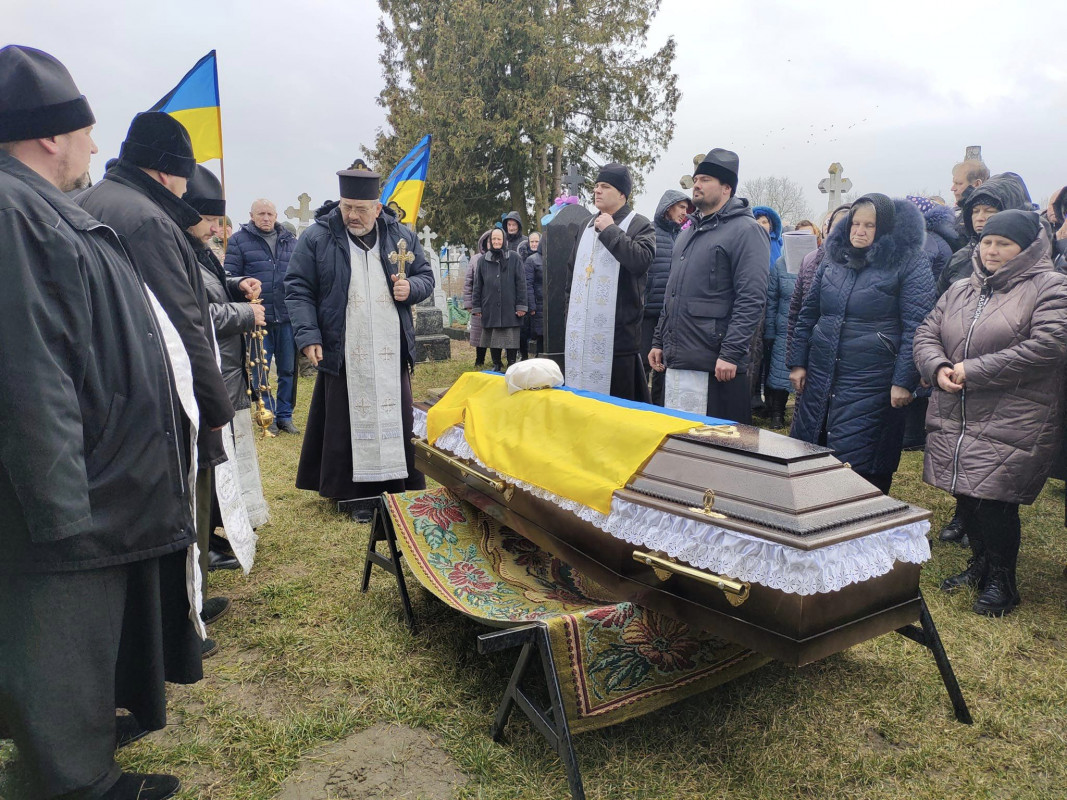 Без батька залишилось двоє синів: на Волині попрощалися  із Героєм Василем Бекеруком