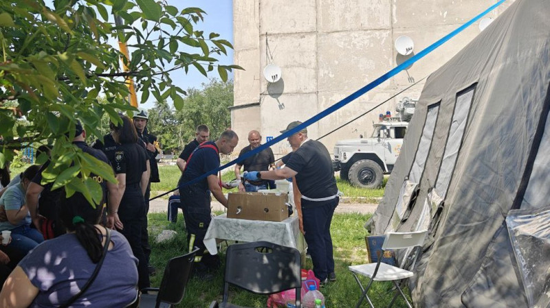 Пункт незламності та гарячі обіди: у Луцьку біля зруйнованого будинку допомагають постраждалим