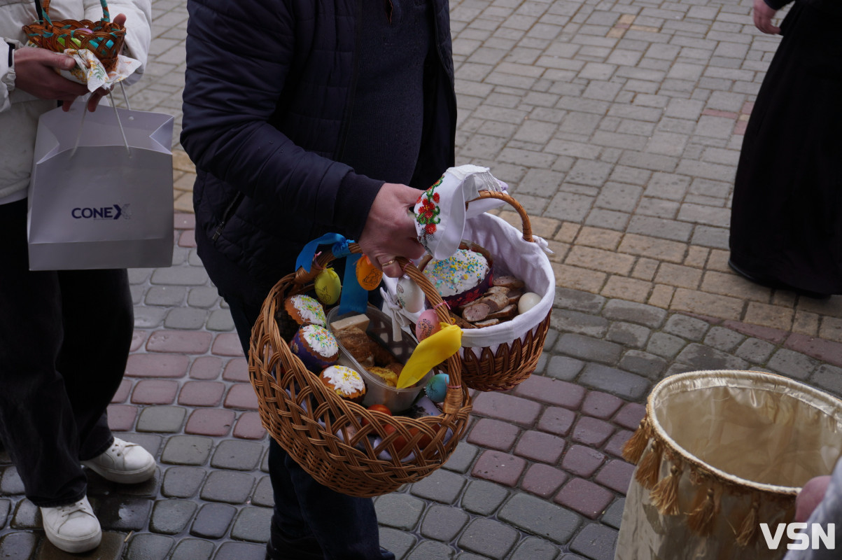 Як у Луцьку освячують Великодні кошики? Фоторепортаж