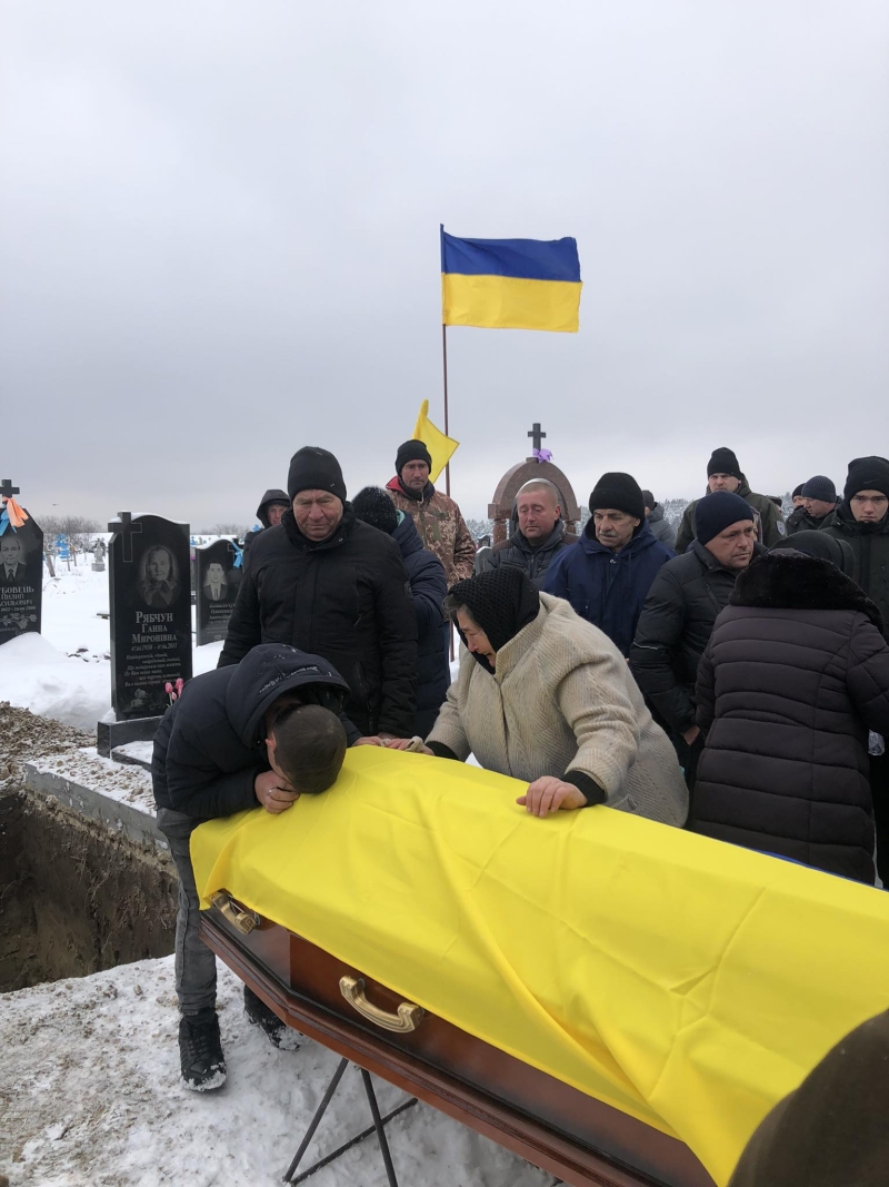 Ще зовсім недавно приїжджав у відпустку, а зараз зустріли «на щиті»: на Волині попрощалися із захисником Віталієм Рабчуном