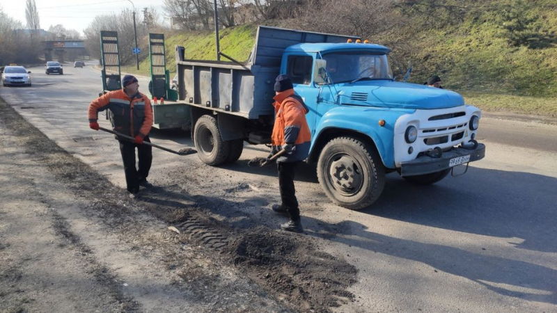 У Луцьку розпочали аварійний ямковий ремонт доріг