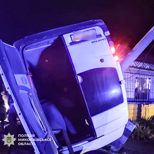 Моторошна ДТП на Миколаївщині: рейсовий автобус з 20 пасажирами злетів у кювет, є загиблі та травмовані