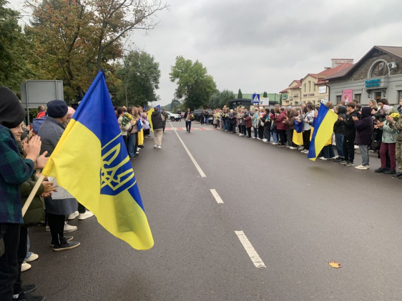 Вперше за понад 3,5 роки ступив на рідну землю: додому повернувся звільнений з полону волинянин Андрій Ховхун