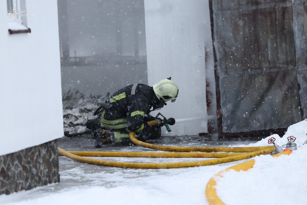На Волині полум’я з хліва ледь не знищило житловий будинок