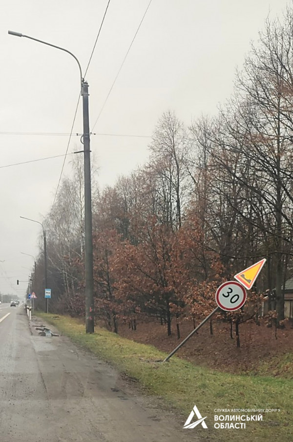 Не простояли і місяця: біля Луцьку невідомі знесли дорожні знаки