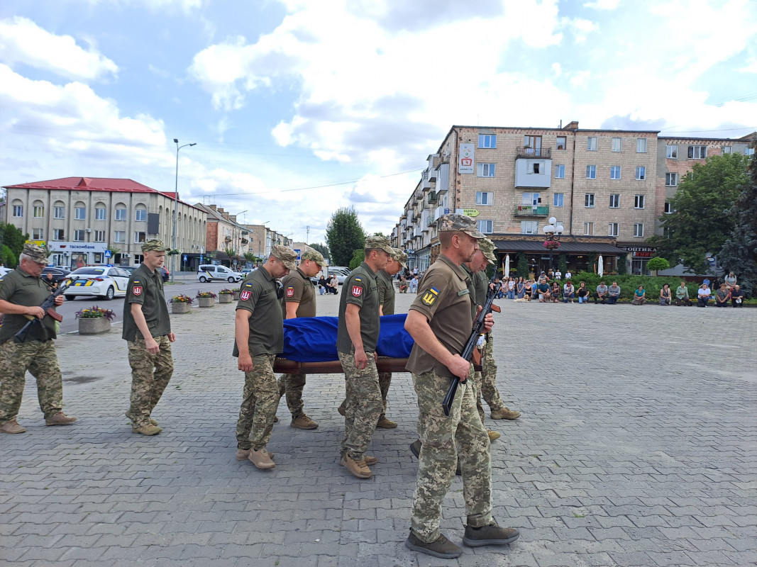 Більше місяця лікарі боролися за його життя, але серце не витримало: на Волині попрощались з Героєм Ігорем Фейдаком