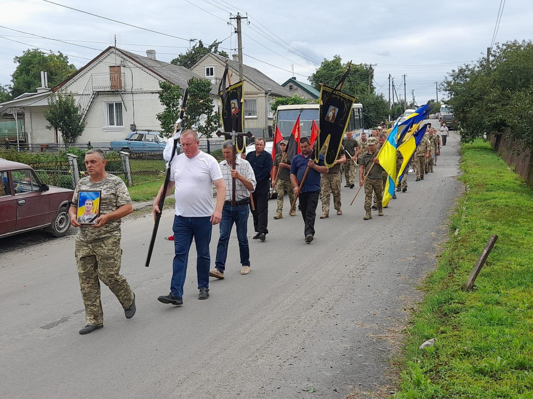 Діти залишились без батька: на Волині попрощалися з Героєм Валентином Ошайком