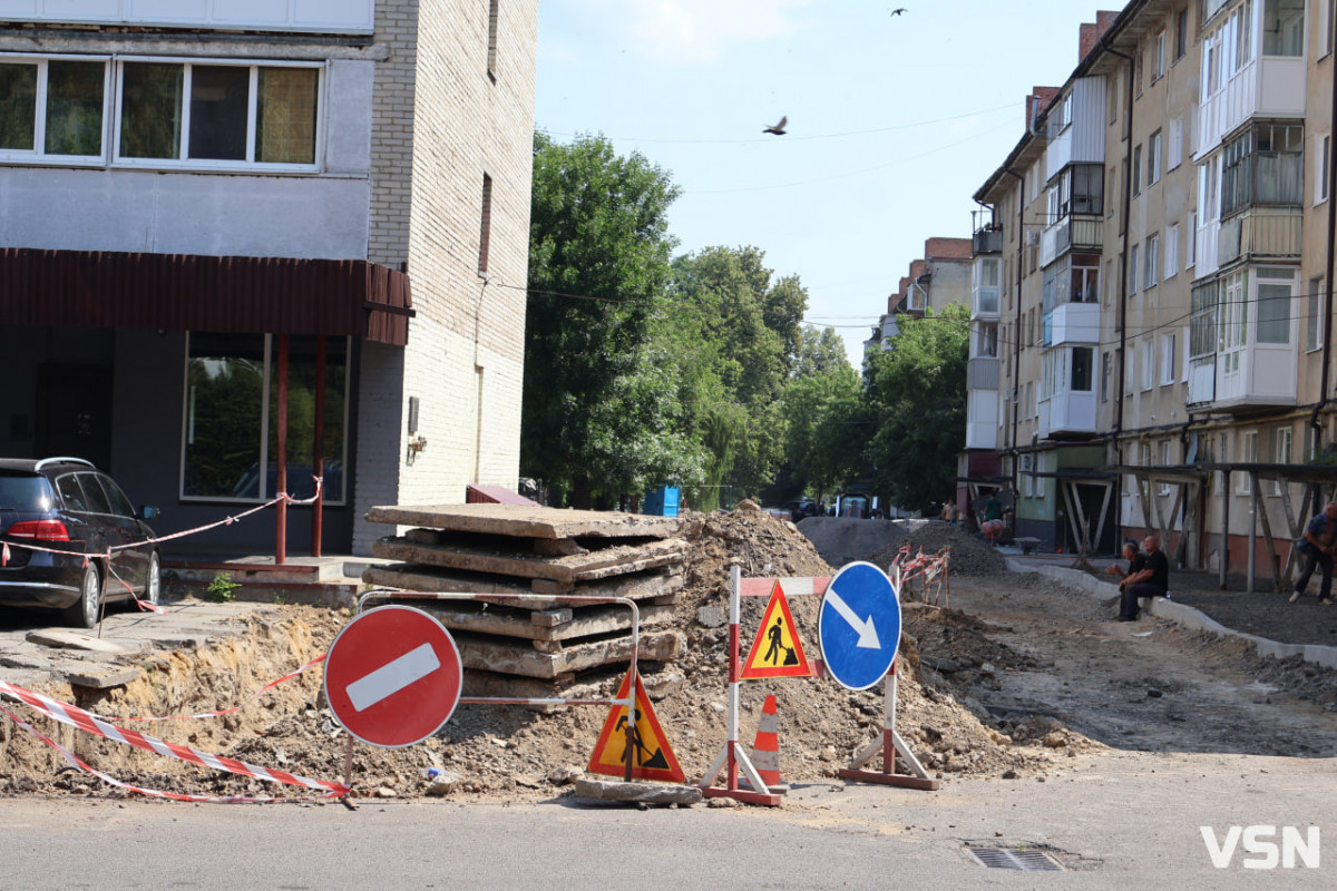 «Гріємо воду в каструлях тижнями»: мешканці багатоповерхівки у Луцьку обурені затяжним ремонтом тепломереж