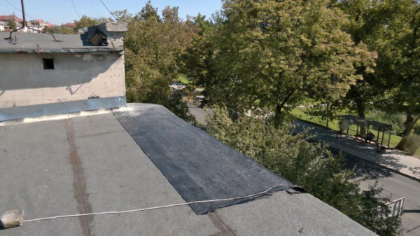У центрі Луцька мешканці будинку змушені самотужки латати дірявий дах