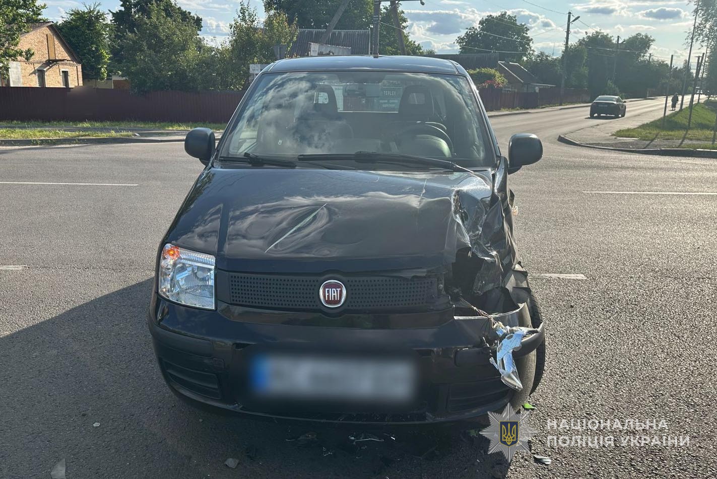 У Луцьку водій автомобіля Fiat зіткнувся із мотоциклом: двоє людей травмувалося