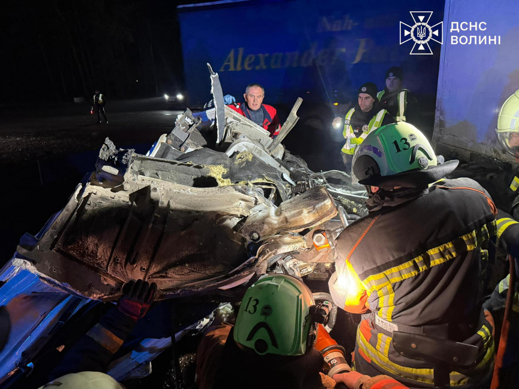 Моторошна ДТП за участю вантажівок на Волині: рятувальники деблокували потерпілих з машини. Фото