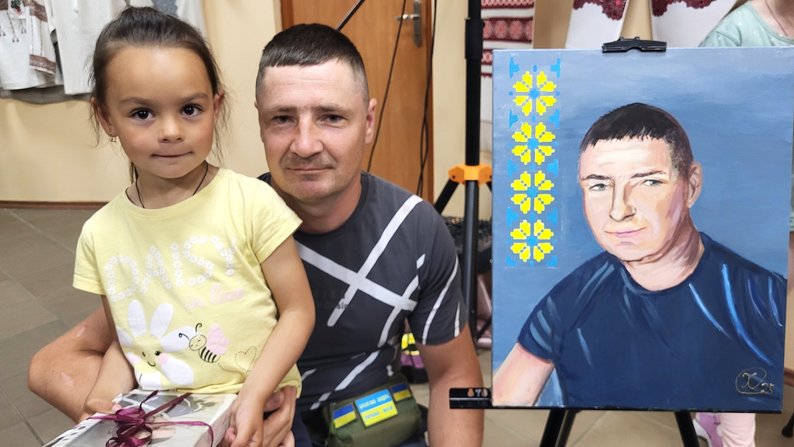 У місті на Волині відкрили зворушливу виставку портретів ветеранів, створених дітьми