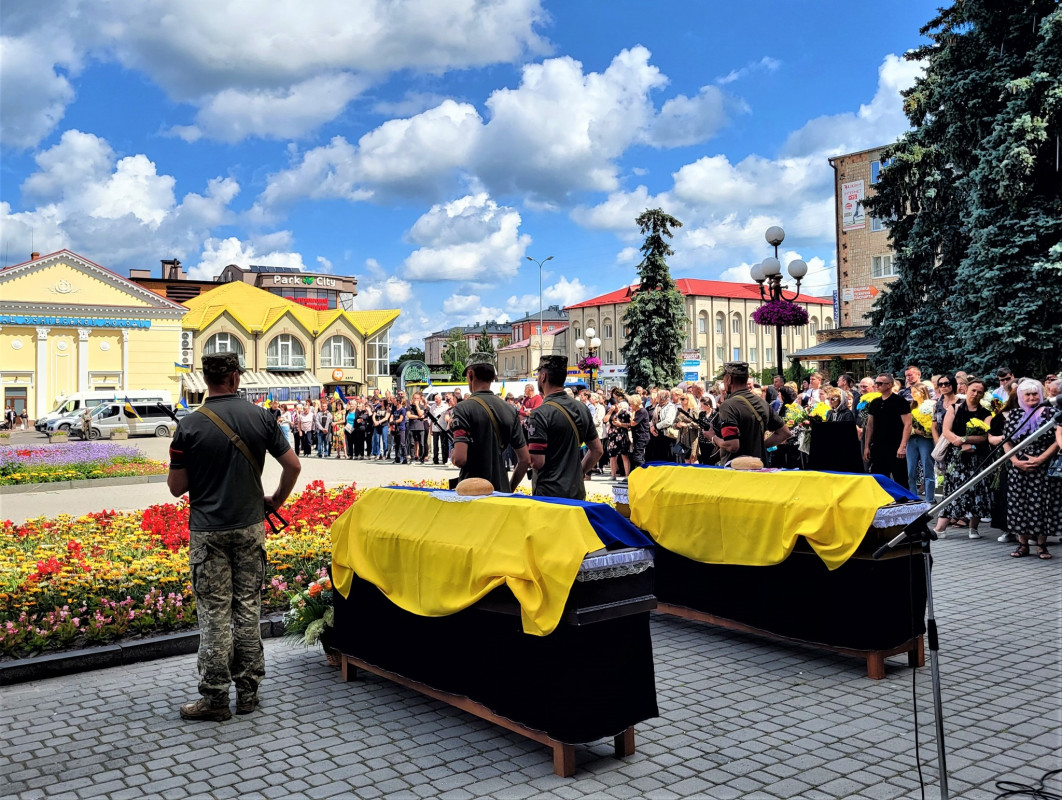 Чорний день: у громаді на Волині попрощалися одразу із двома Героями - Володимиром Лучиновичем та Олександром Берегою