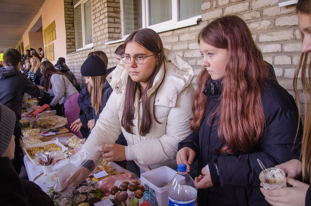Діти роблять великі справи: у Ковелі на благодійному ярмарку ліцеїсти зібрали понад чверть мільйона гривень для ЗСУ
