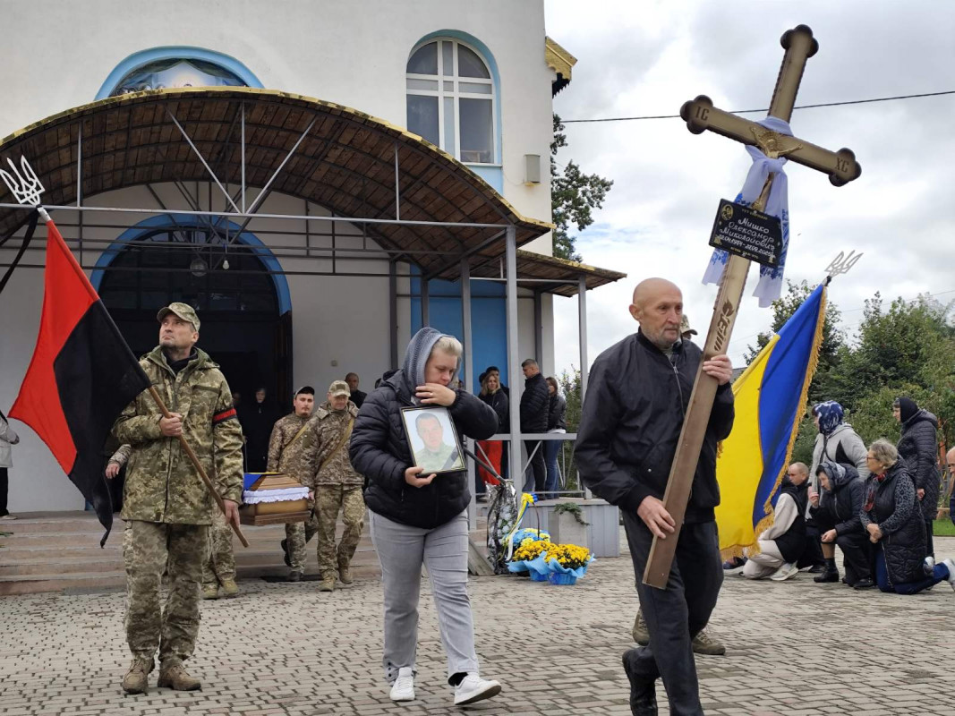 Овдовіла дружина, без батька залишилися син і донечка: на Волині попрощались з Героєм Олександром Мишком