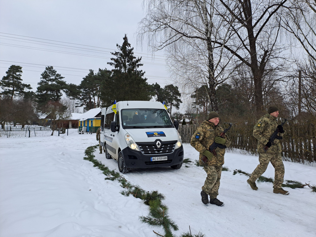 Сім місяців родина жила надією: на Волині в останню земну дорогу провели Героя Олександра Мацюка