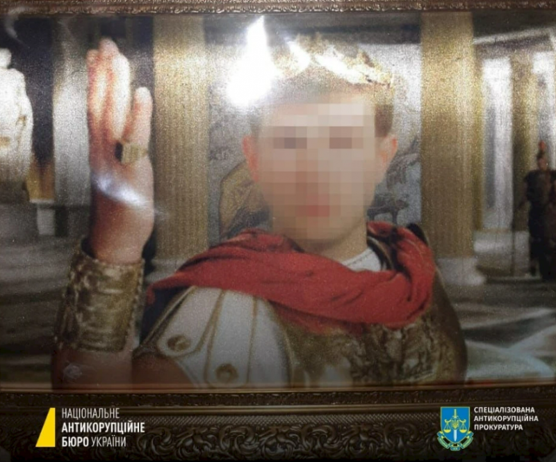 На Київщині правоохоронці викрили суддю на хабарництві та знайшли у нього портрет в образі Цезаря. Фото