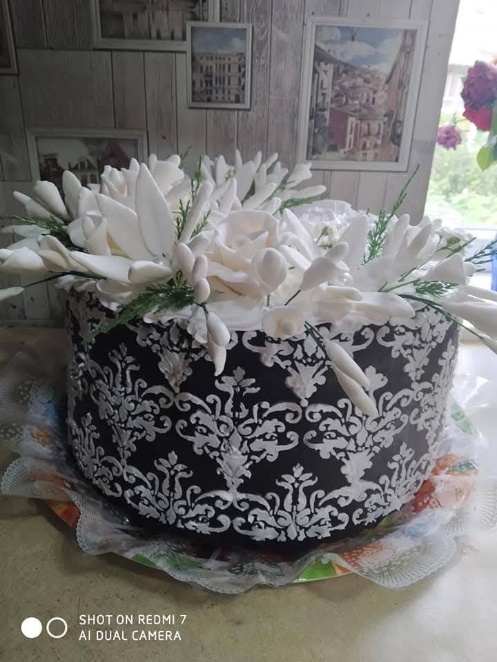 Майстриня з Волині пече короваї, які замовляють по всій Україні та за кордоном