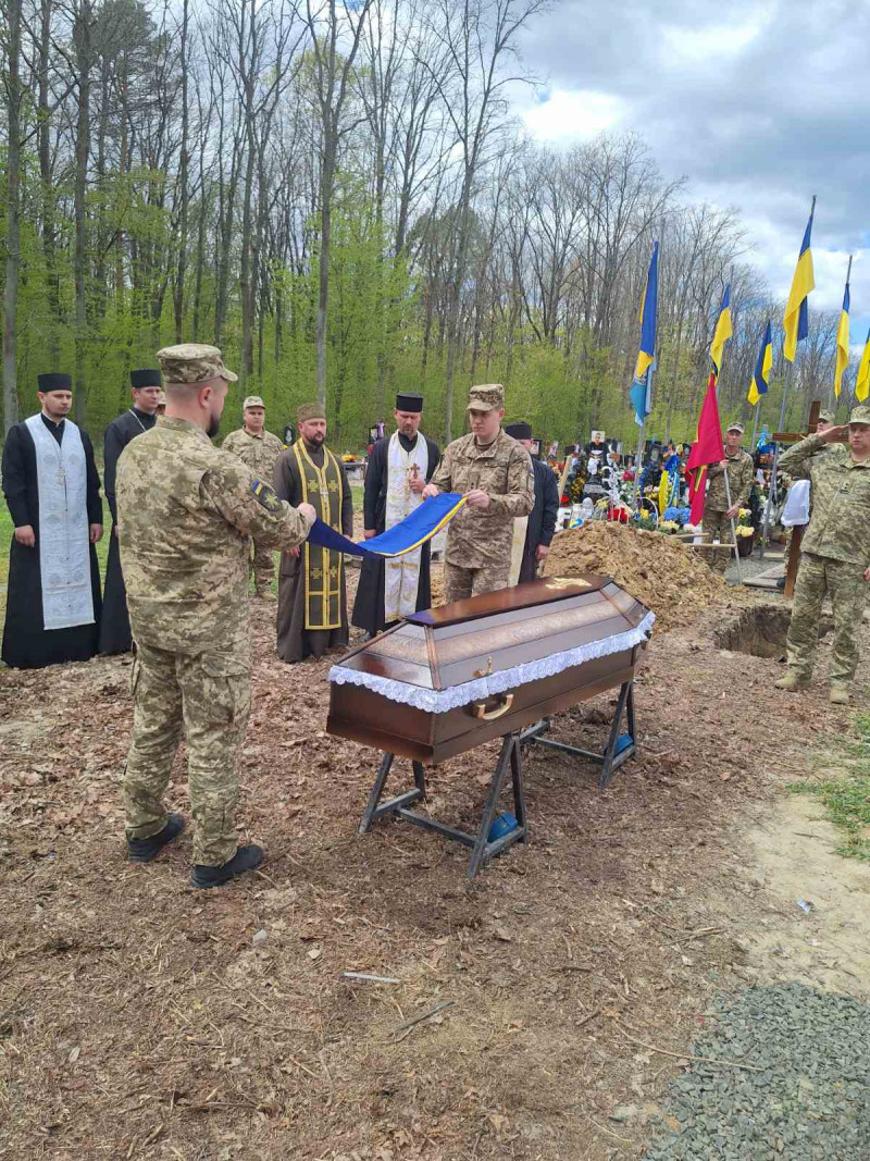 Останній дзвінок для Героя: у місті на Волині попрощалися з Олександром Каленюком