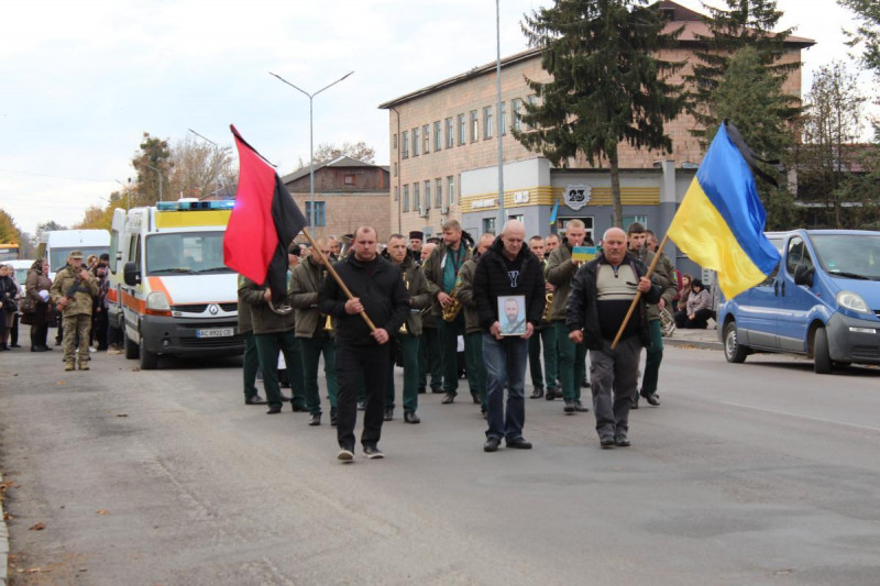 Маленький син ніколи більше не побачить тата: на Волині попрощалися з Героєм Миколою Мясковським