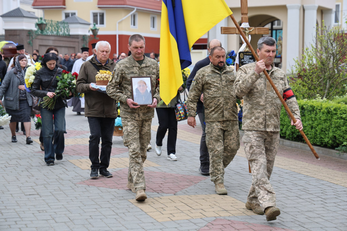 Загинув півтора року тому: у Луцьку провели в останню путь Героя Тараса Корніюка
