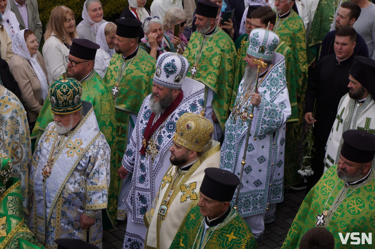 Хресна хода і спільна молитва: як минула літургія за участі Епіфанія у Луцьку. Фоторепортаж